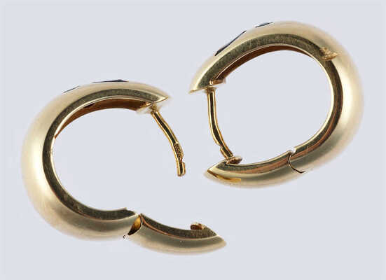 Серьги из золота 585 пробы, общим весом 9,45 грамма, содержат природные вставки